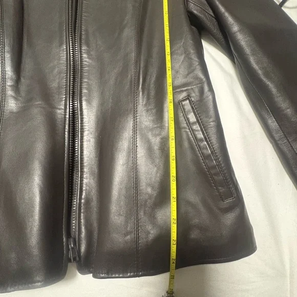 Chic Brown Leather Coat with Fur Collar - Picture 6 of 7